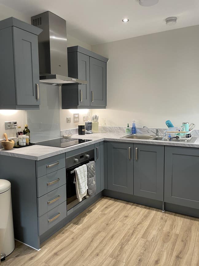 Double room available in modern quiet home Main Photo