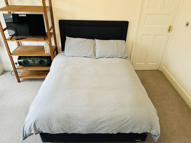 Spacious double bedroom / lounge combo Main Photo