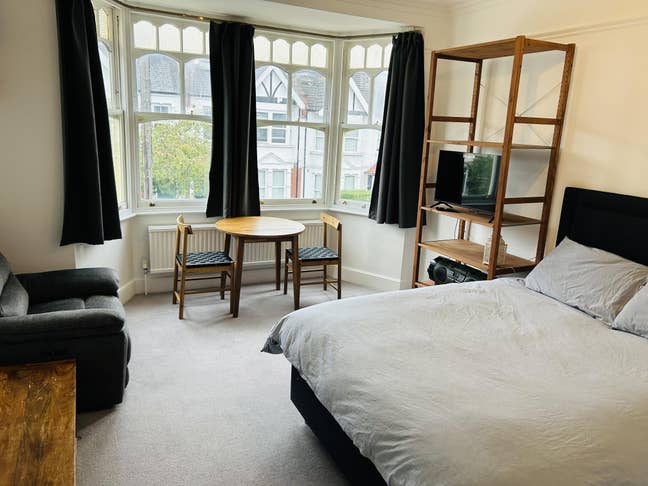Spacious double bedroom / lounge combo Main Photo