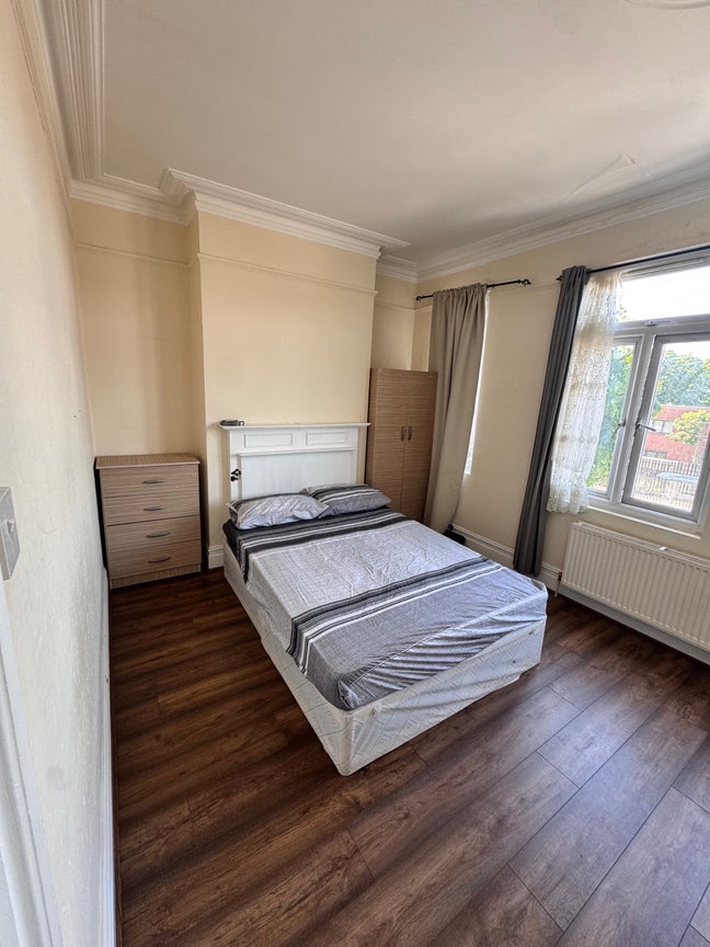 4 Nice Room in Highams Park-Opposite Station-Bill✅ Main Photo