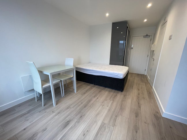 Studio Flat - Newbury Centre Main Photo
