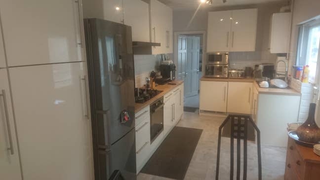 Lovely, large double bedroom in a shared house  Main Photo