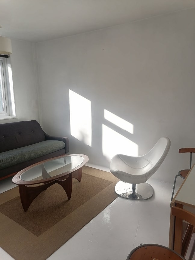 Large, central 3 bed with balcony. Main Photo