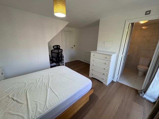Double Room with En-Suite Bathroom £900 Pcm Main Photo