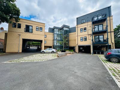 Spacious & Stunning 2 Bed Flat in CO10 Main Photo