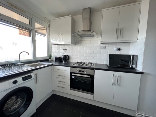 Fantastic 3 Bedroom Flat located in Bethnal Green Main Photo