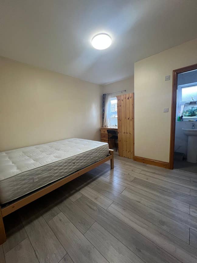 Ensuite room in WOOD GREEN Main Photo