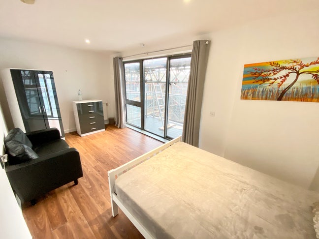Newly refurbished and furnished Double Room Main Photo