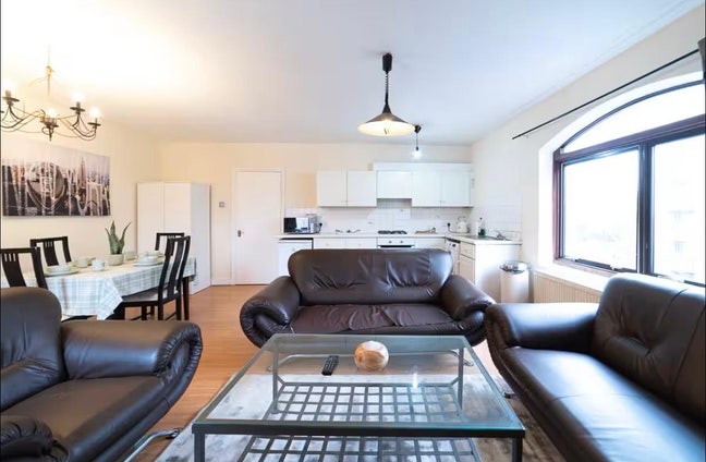 2 Bedrooms Flat in East London 🏠  Main Photo