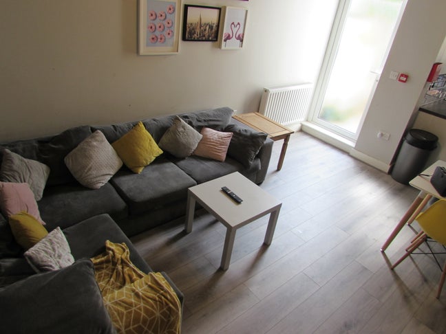 House Share Available from 01.10.2025 Main Photo