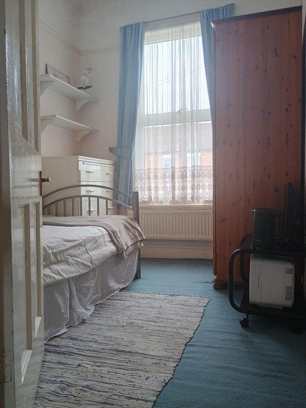Lovely Single Room in Large House Quiet Household. Main Photo