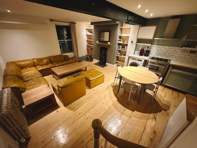 Stylish 2 Bedroom Maisonette | Partially Furnished Main Photo