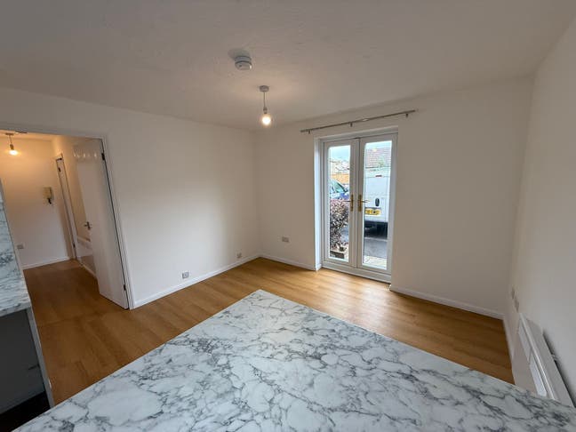 Refurbished 1 bedroom apartment Main Photo