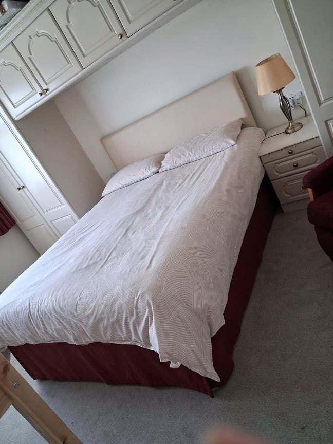 Single Room, 10 minute walk to Gatwick. Main Photo