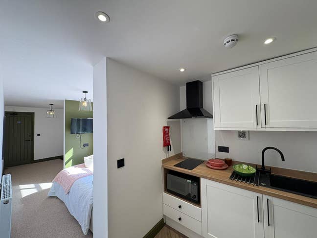 Luxury Studio Private Entrance - Near Rolls Royce! Main Photo