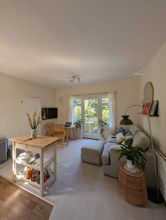 Bright & Airy 2-Bed Apartment with Balcony - Hove Main Photo
