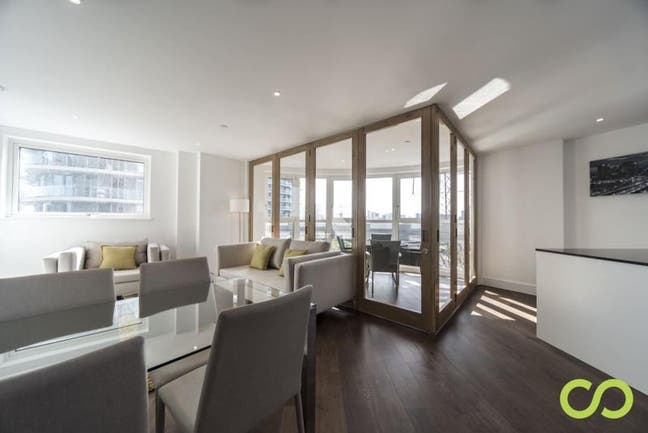 Large double en suite bedroom in lovely apartment Main Photo