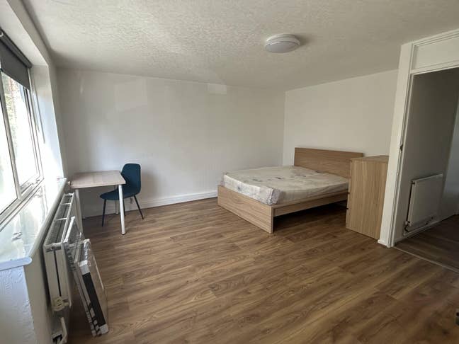 Large double room with the balcony in Hendon  Main Photo