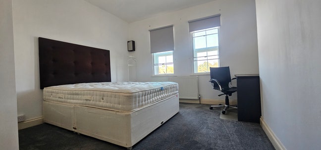 Double Room for Rent, 2 mins from Hounslow station Main Photo