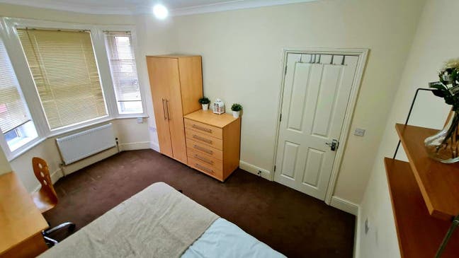 Lovely Double Room Close to Town centre & RBH Main Photo