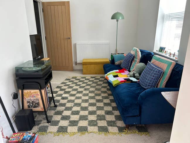 Furnished large room in cozy home Main Photo