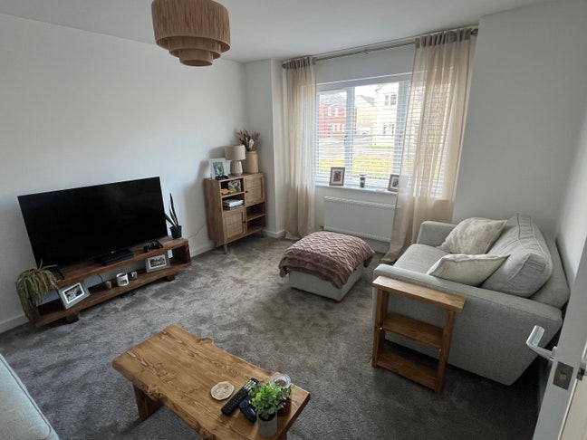 Furnished king size room available  Main Photo