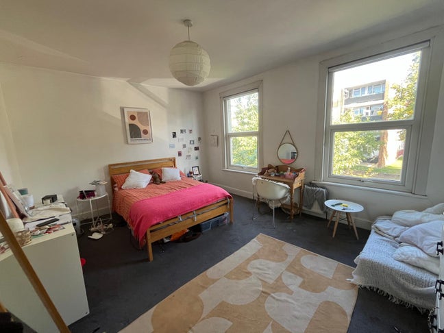 Large room, 3 bed, 2 bath, house with garden Main Photo