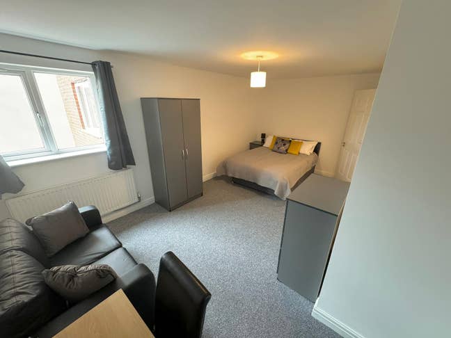 Spacious room in well-managed apartment share  Main Photo