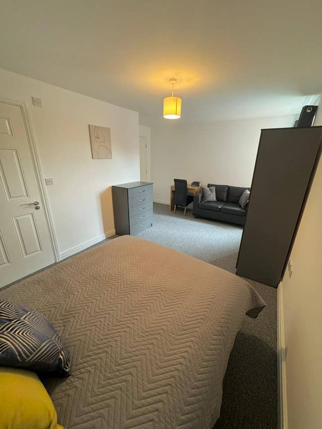 Spacious room in well-managed apartment share  Main Photo