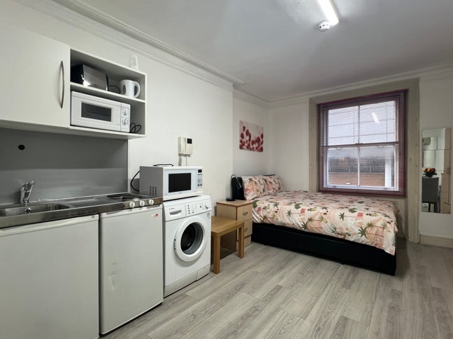 Large Studio Flat in South Kensington SW7  Main Photo