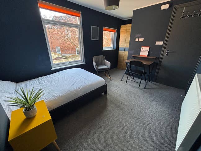 En-Suite in Town Centre | No Deposit Available! Main Photo