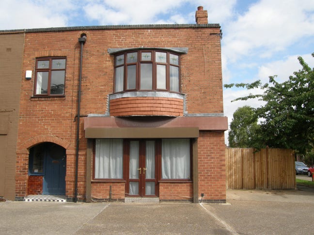 Large double in 6 bedroom house for professionals Main Photo