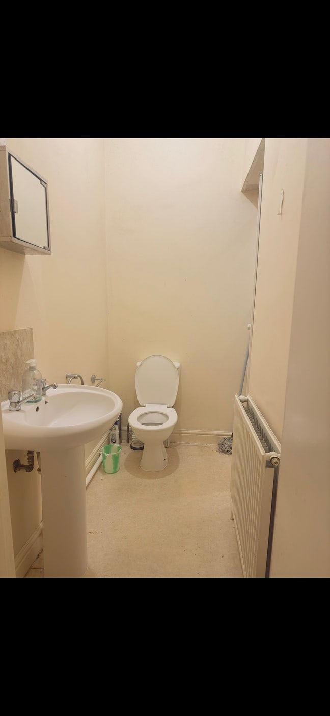 Single room available in 3 bedroom house  Main Photo