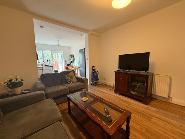 Room in a 3 bed flat - garden - bills included Main Photo