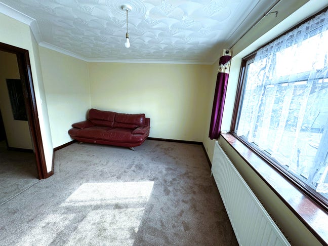1 Bed Flat Seven Kings £1350 Pcm Main Photo