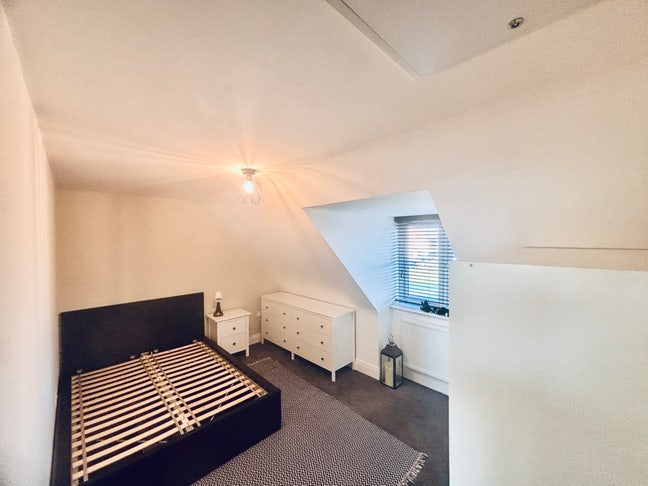 Double Room with Private Shower - Bills included Main Photo