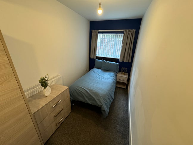 Fully Furnished Double En-Suite Room in Shared Hou Main Photo