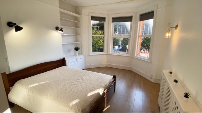 Bright room in Battersea, 3 bed - couples welcome Main Photo