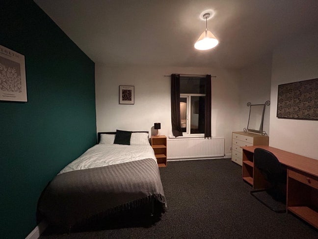  FAB rooms next to Burley train station!!  Main Photo