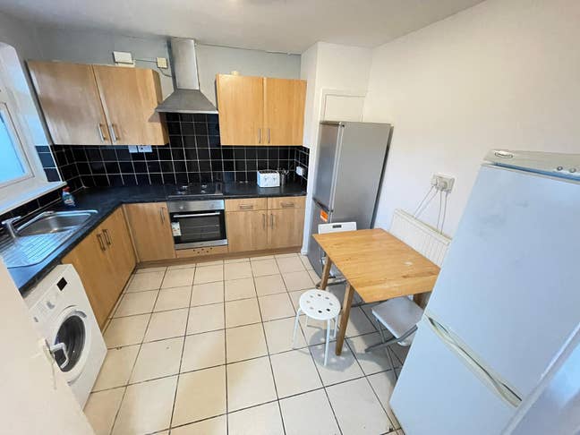 Two Rooms Available in a Flat Share in E1  Main Photo