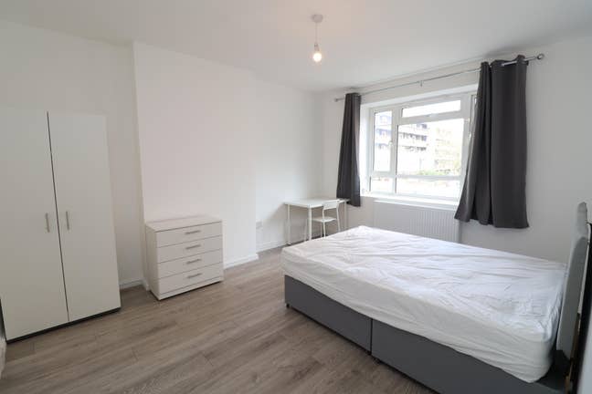 Best Prices in Zone 2 - 2 Min Walk to White City Main Photo