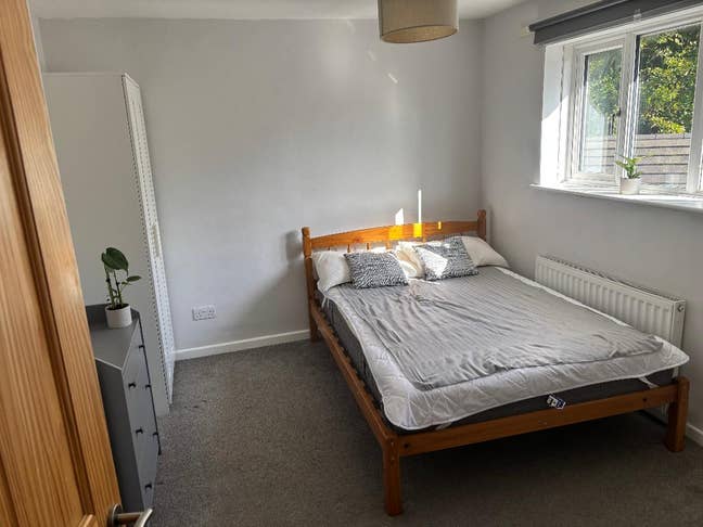 Great Double Room in a Clean Modern  House Main Photo