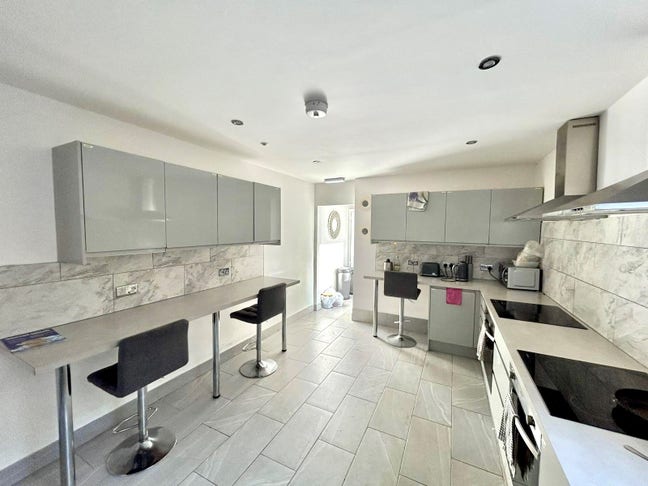 Fully Furnished En-Suite Room – All Bills Included Main Photo
