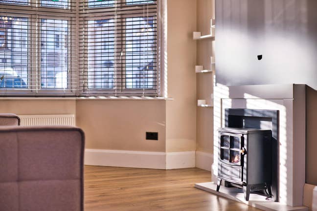 Lovely 3 Bed Semi-Detached House in Redbrige RM6 Main Photo