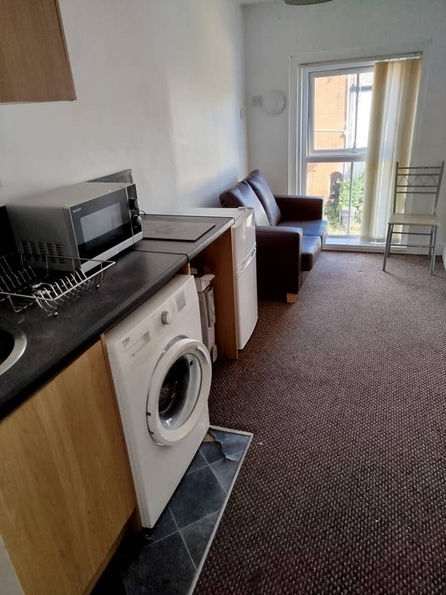 Large 1 - Bedroom   Flat with Separate Lounge Main Photo