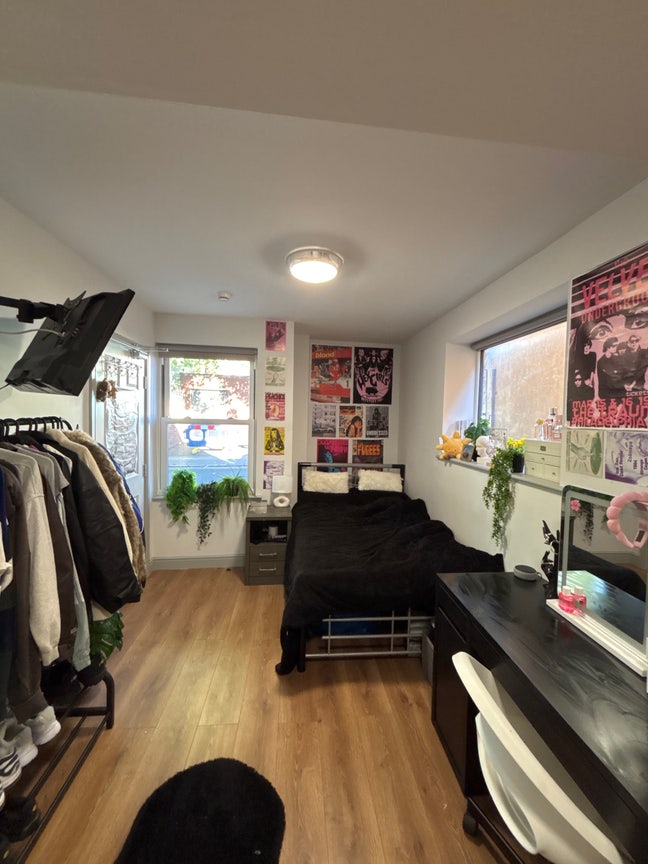 Room in student house with double bed + en-suite  Main Photo