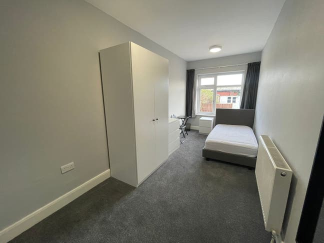 Large Single Ensuite Room Main Photo