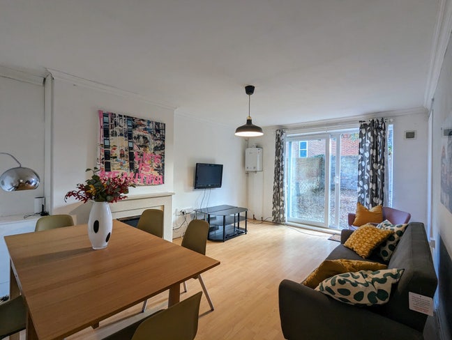 Spacious double room available now  Main Photo
