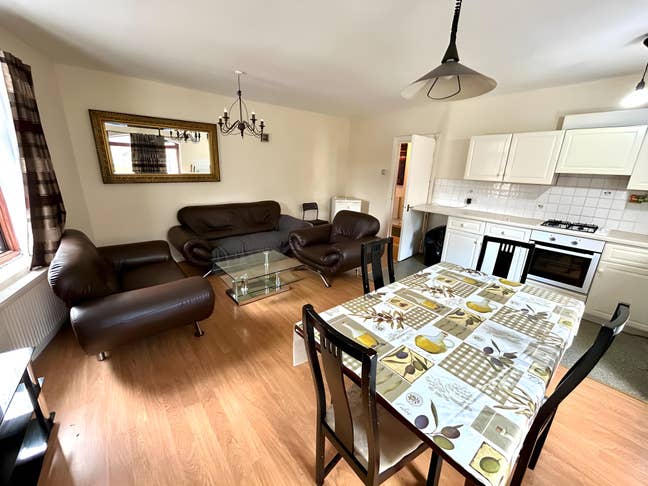 2 Bedroom Flat 4 Min Walk from Whitechapel Station Main Photo