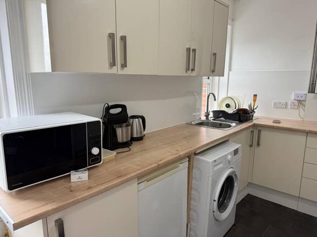 Double bedroom, couples welcome, whatsapp, in town Main Photo